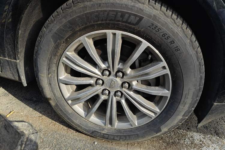 Used Cadillac XT5 2016 25T Luxury Model Right Front Wheel Hub