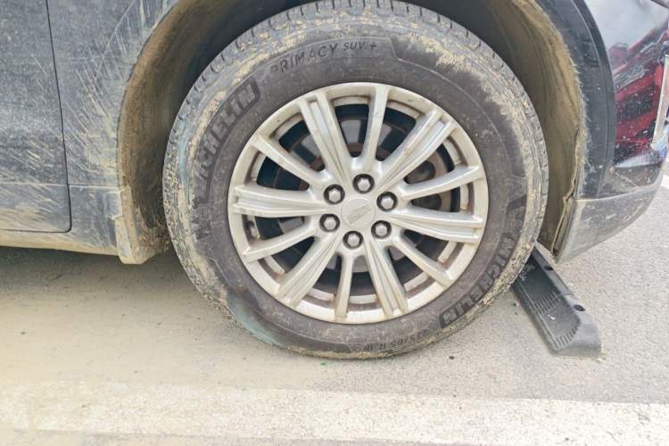 Used Cadillac XT5 2016 25T Tech Edition Right Front Wheel Hub