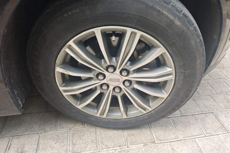 Used Cadillac XT5 2016 25T Luxury Model Right Front Wheel Hub