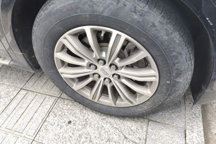 Used Cadillac XT5 2016 28T Four-Wheel Drive Luxury Model Right Front Wheel Hub