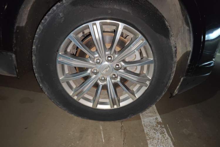 Used Cadillac XT5 2016 25T Luxury Model Right Front Wheel Hub