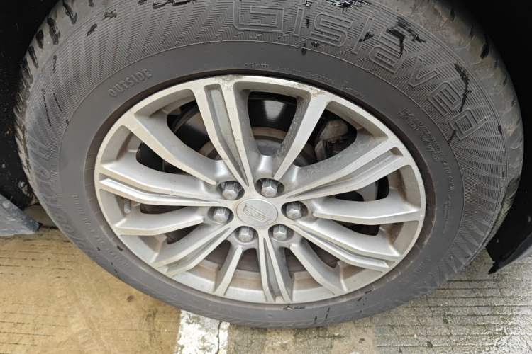 Used Cadillac XT5 2016 28T Four-Wheel Drive Luxury Model Right Front Wheel Hub