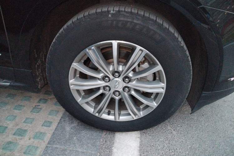 Used Cadillac XT5 2016 25T Luxury Model Right Front Wheel Hub