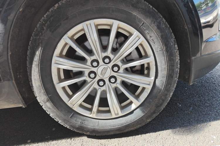 Used Cadillac XT5 2016 25T Tech Edition Right Front Wheel Hub