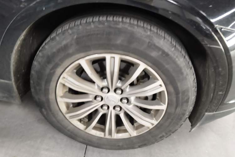 Used Cadillac XT5 2016 25T Luxury Model Right Front Wheel Hub