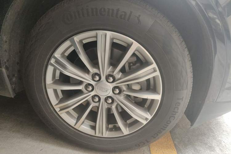 Used Cadillac XT5 2016 28T Four-Wheel Drive Luxury Model Right Front Wheel Hub