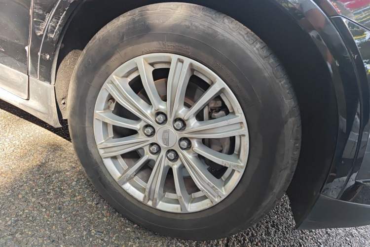 Used Cadillac XT5 2016 28T Four-Wheel Drive Tech Version Right Front Wheel Hub
