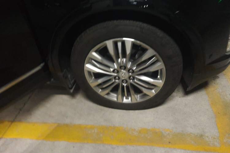 Used Cadillac XT5 2016 28T Four-Wheel-Drive Leading Model Right Front Wheel Hub
