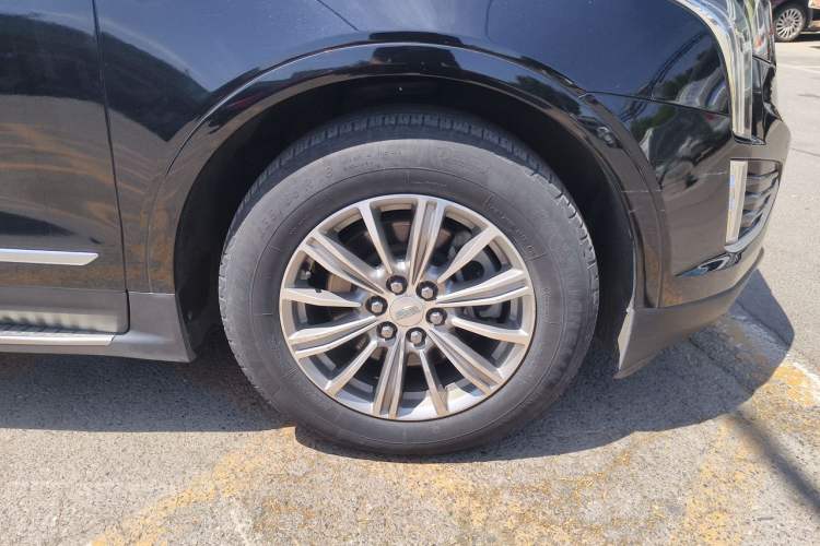 Used Cadillac XT5 2016 28T Four-Wheel Drive Luxury Model Right Front Wheel Hub