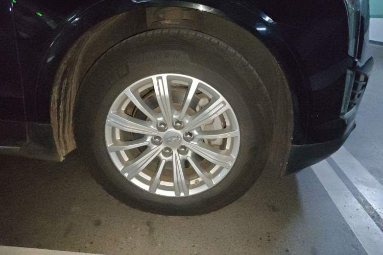 Used Cadillac XT5 2016 28T Four-Wheel Drive Tech Version Right Front Wheel Hub