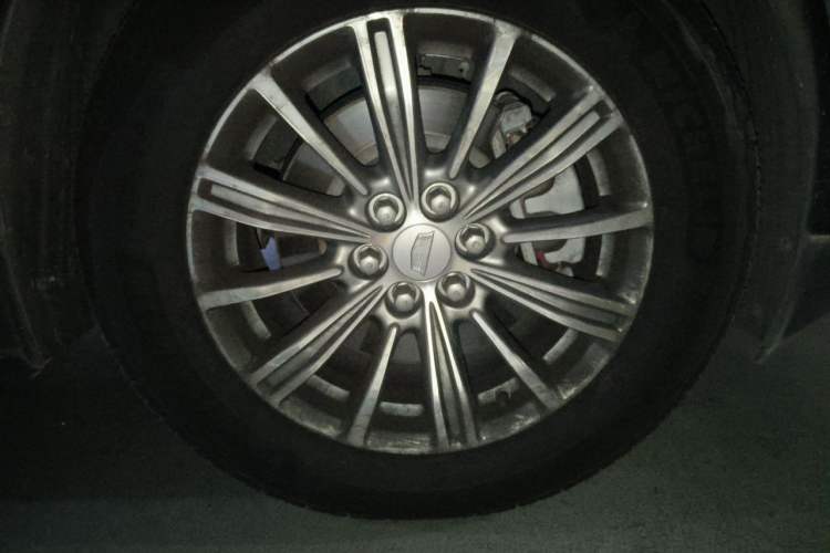 Used Cadillac XT5 2016 25T Luxury Model Right Front Wheel Hub