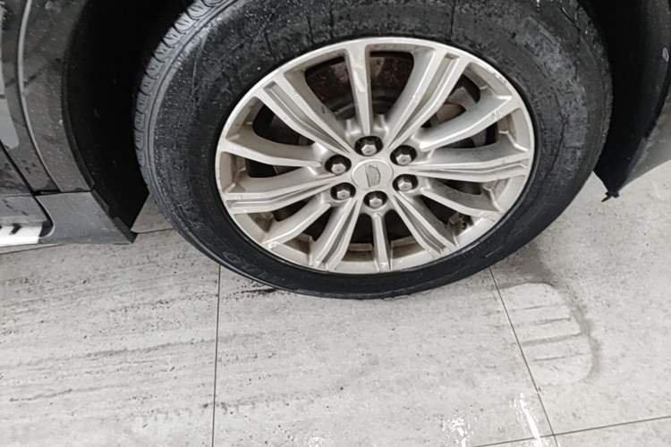 Used Cadillac XT5 2016 28T Four-Wheel Drive Luxury Model Right Front Wheel Hub