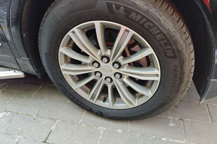 Used Cadillac XT5 2016 28T Four-Wheel Drive Luxury Model Right Front Wheel Hub
