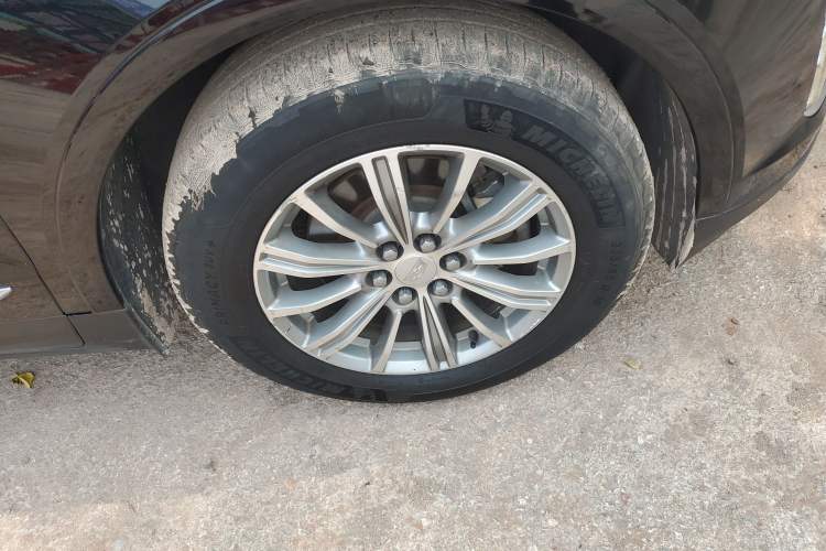 Used Cadillac XT5 2016 28T Four-Wheel Drive Luxury Model Right Front Wheel Hub