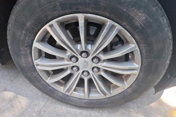 Used Cadillac XT5 2016 28T Four-Wheel Drive Luxury Model Right Front Wheel Hub