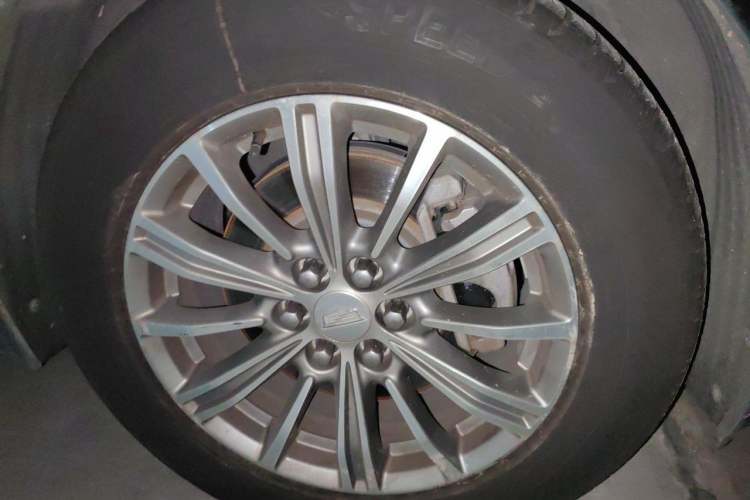 Used Cadillac XT5 2016 25T Luxury Model Right Front Wheel Hub