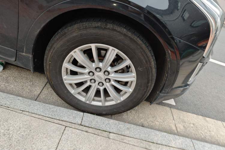 Used Cadillac XT5 2016 25T Tech Edition Right Front Wheel Hub