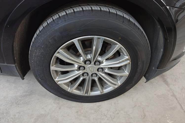 Used Cadillac XT5 2016 25T Luxury Model Right Front Wheel Hub