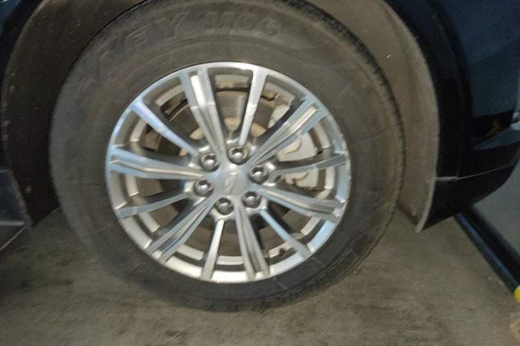 Used Cadillac XT5 2016 25T Luxury Model Right Front Wheel Hub