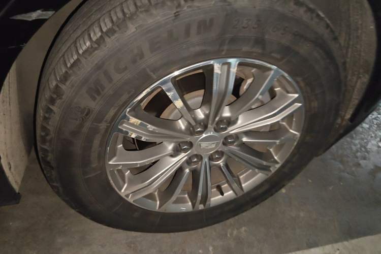 Used Cadillac XT5 2016 25T Luxury Model Right Front Wheel Hub