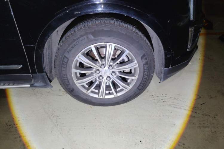 Used Cadillac XT5 2016 25T Luxury Model Right Front Wheel Hub