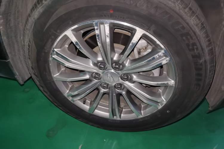 Used Cadillac XT5 2016 25T Luxury Model Right Front Wheel Hub
