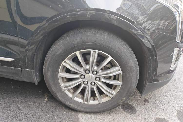 Used Cadillac XT5 2016 28T Four-Wheel Drive Luxury Model Right Front Wheel Hub