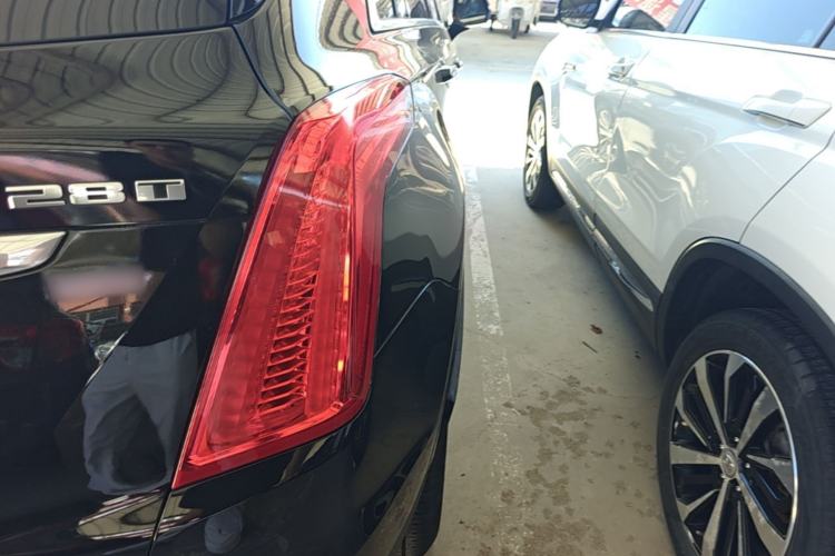 Used Cadillac XT5 2016 28T Four-Wheel Drive Luxury Model Right Rear Taillight