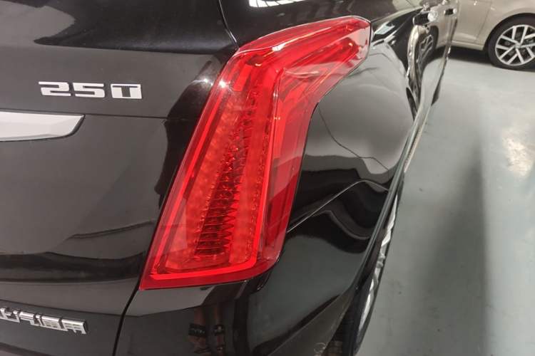 Used Cadillac XT5 2016 25T Tech Edition Right Rear Taillight
