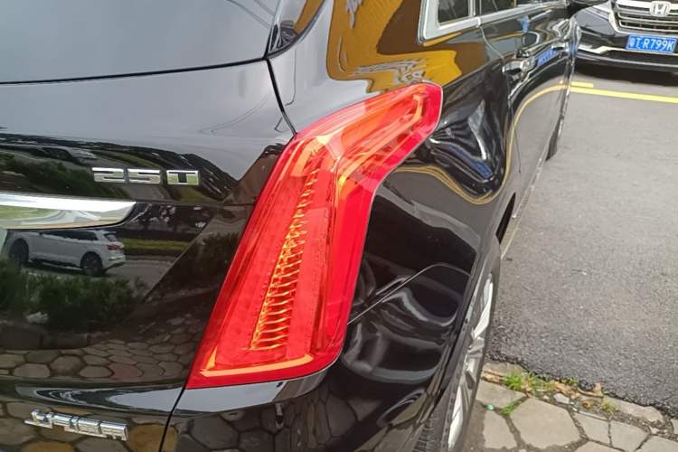 Used Cadillac XT5 2016 25T Luxury Model Right Rear Taillight