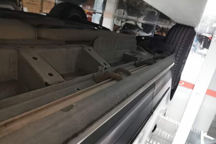 Used Cadillac XT5 2016 25T Luxury Model Right Side Sill