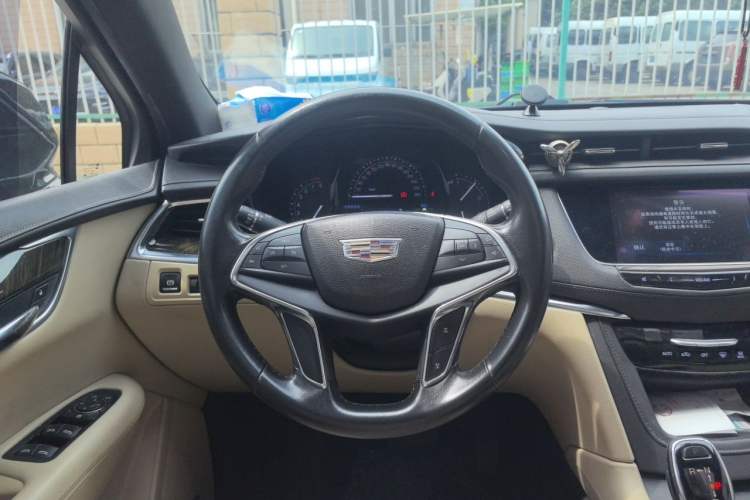 Used Cadillac XT5 2016 28T Four-Wheel Drive Tech Version Steering Wheel