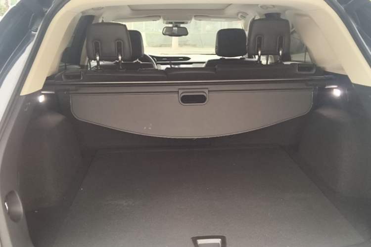 Used Cadillac XT5 2016 25T Luxury Model Trunk