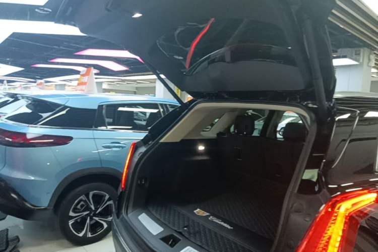 Used Cadillac XT5 2016 25T Luxury Model Trunk