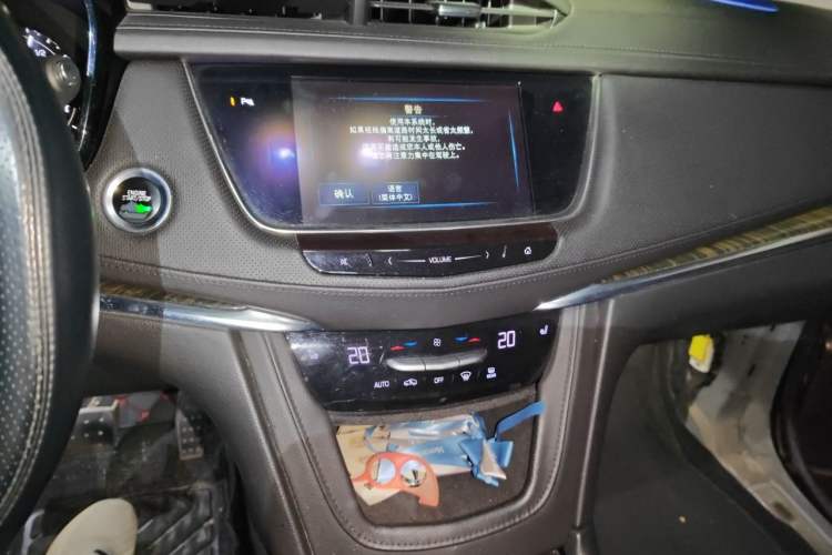 Used Cadillac XT5 2016 28T Four-Wheel Drive Luxury Model Audio And AC Panel