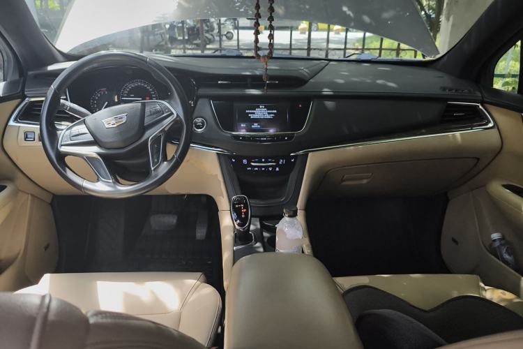 Used Cadillac XT5 2016 28T Four-Wheel Drive Tech Version Center Console