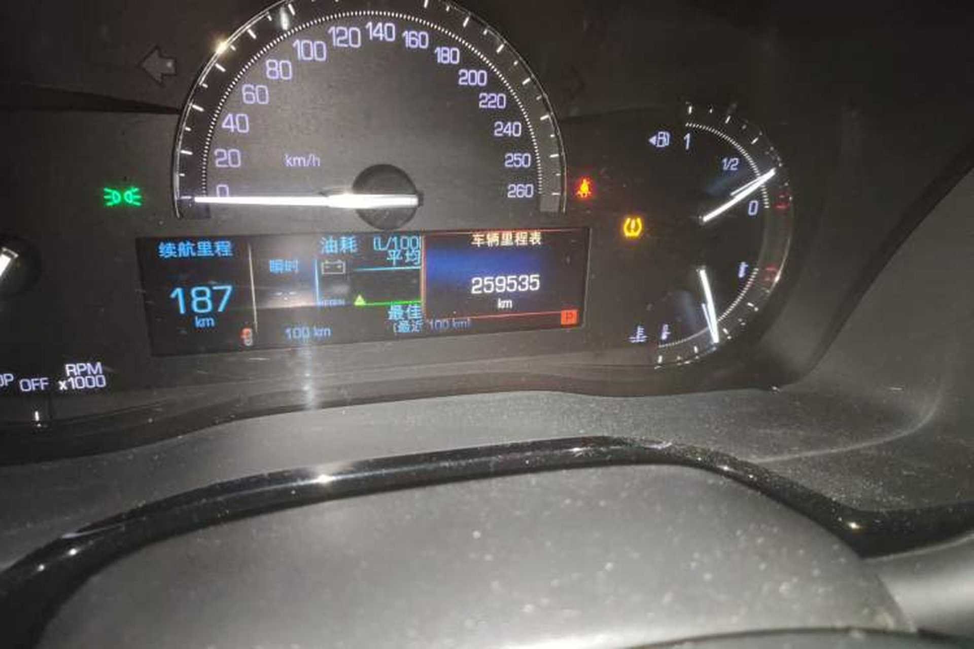 Used Cadillac XT5 2016 25T Luxury Model Odometer Close Up