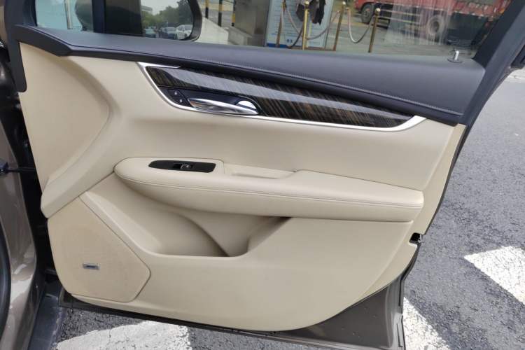 Used Cadillac XT5 2016 25T Tech Edition Right Front Door Interior