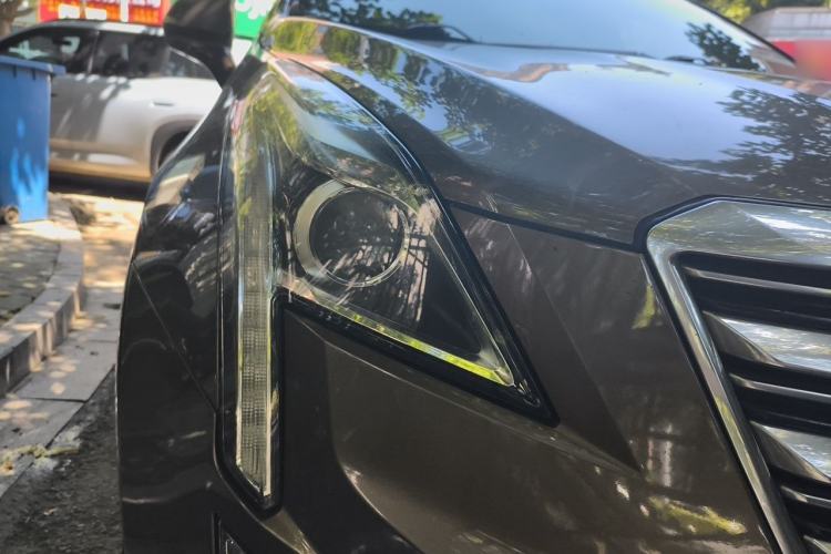Used Cadillac XT5 2016 28T Four-Wheel Drive Tech Version Right Front Headlight