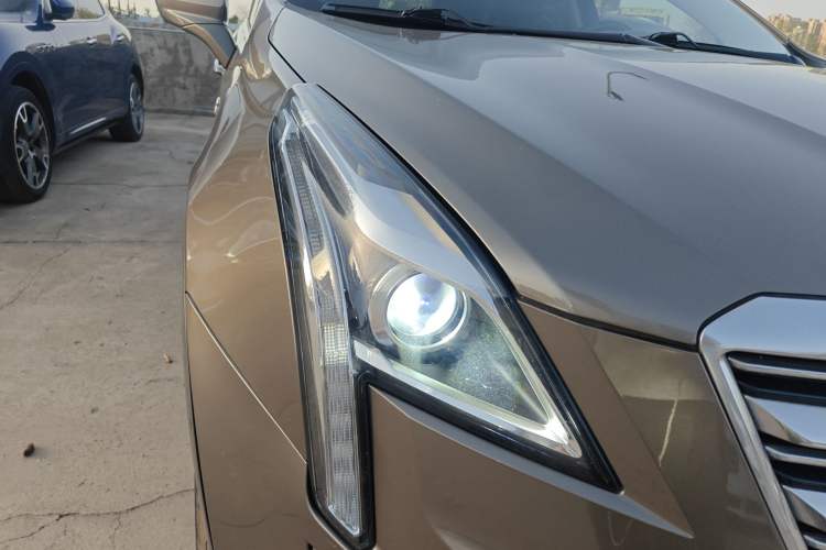 Used Cadillac XT5 2016 25T Luxury Model Right Front Headlight