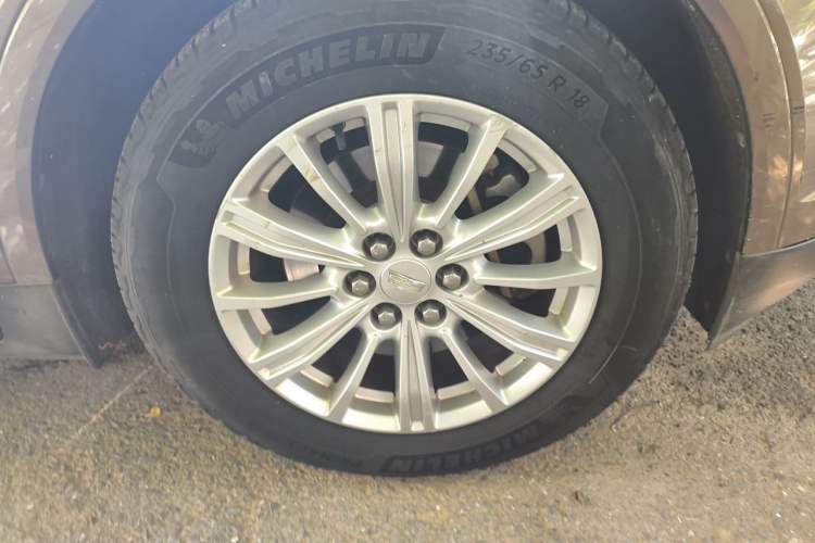 Used Cadillac XT5 2016 28T Four-Wheel Drive Tech Version Right Front Wheel Hub