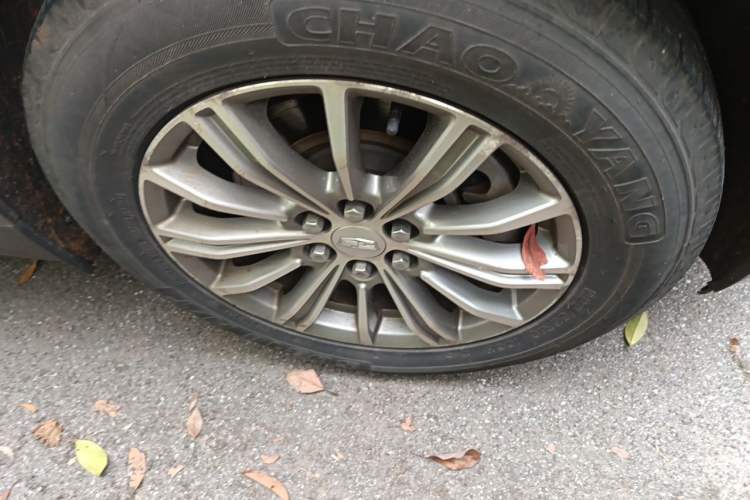 Used Cadillac XT5 2016 25T Luxury Model Right Front Wheel Hub