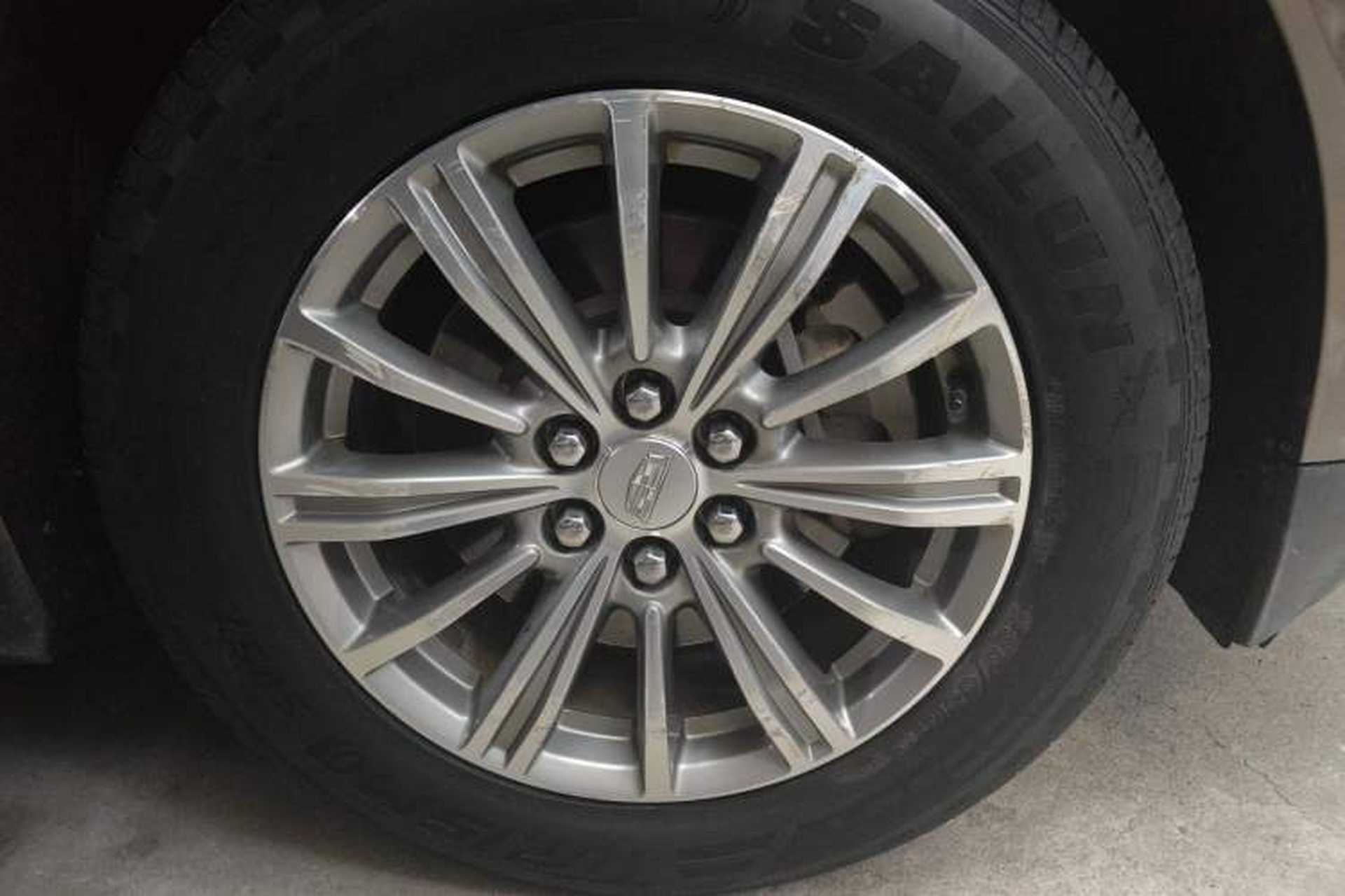 Used Cadillac XT5 2016 25T Luxury Model Right Front Wheel Hub