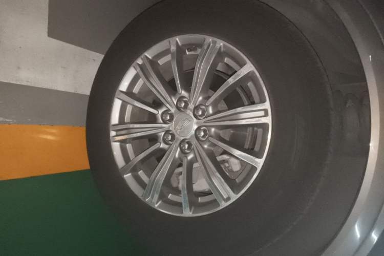 Used Cadillac XT5 2016 25T Luxury Model Right Front Wheel Hub