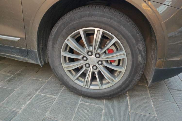 Used Cadillac XT5 2016 28T Four-Wheel Drive Luxury Model Right Front Wheel Hub