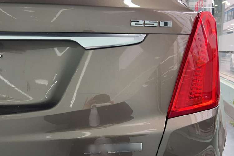 Used Cadillac XT5 2016 25T Luxury Model Right Rear Taillight