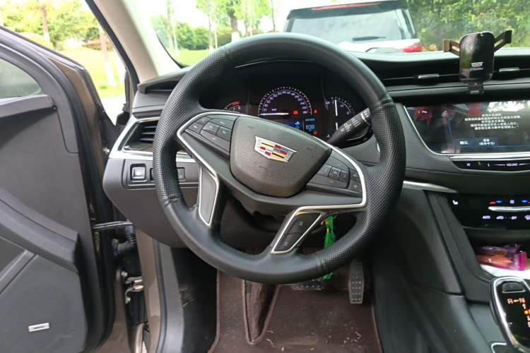 Used Cadillac XT5 2016 25T Luxury Model Steering Wheel