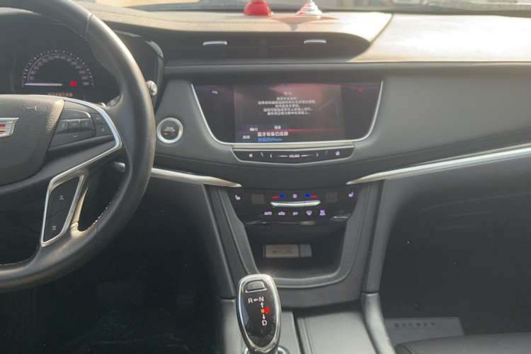 Used Cadillac XT5 2016 25T Luxury Model Center Console