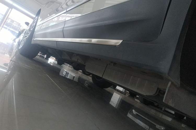 Used Cadillac XT5 2016 28T Four-Wheel Drive Luxury Model Left Side Sill