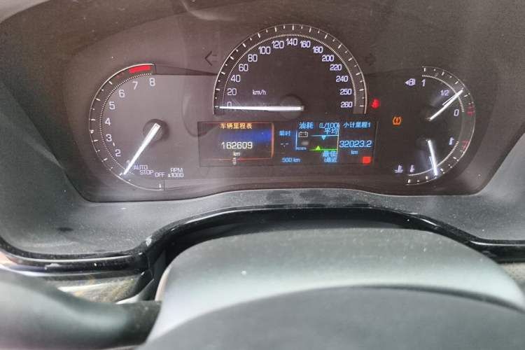 Used Cadillac XT5 2016 25T Luxury Model Odometer Close Up